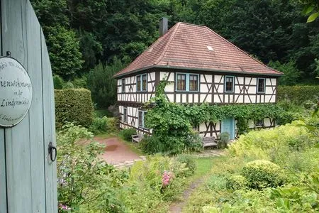 Blick auf das im Grünen gelegene Haus mit seinen Ferienwohnungen Ferienwohnung Parkblick