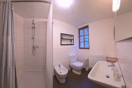 Badezimmer mit Dusche und Fenster Ferienwohnung Parkblick