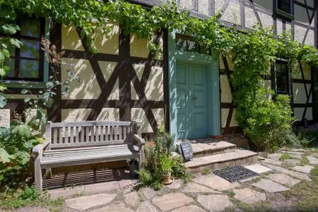 Wunderschöner Eingang des Fahrwerkhauses mit Bank Ferienwohnung Teichblick