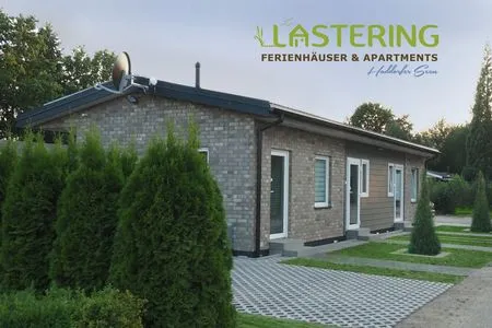 Fassade / Eingang Am See II - Lastering Ferienhäuser & Apartments