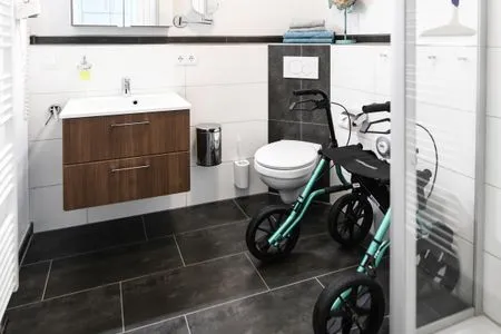Badezimmer Apartment Gartenblick 7/5 EG mit überdachter Terrasse barrierefrei