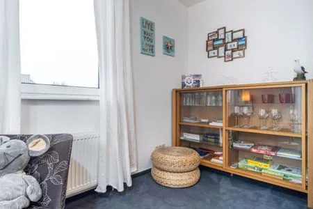 Vitrine mit Büchern und Spielen  Ferienwohnung Ohana