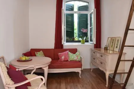 Wohnzimmer Romantische Wohnung Gleis 1 im historischen Bahnhof mit Terrasse
