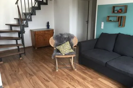 Wohnzimmer Apartment 7b ARTS mit überdachtem Balkon