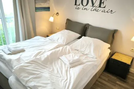 Schlafzimmer lichtdurchflutete Ferienwohnung mit großem Balkon