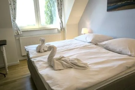 Schlafzimmer Ferienwohnung in Göhren, strandnah, mit Balkon und Meerblick