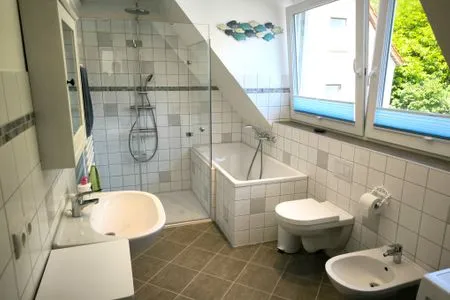 Badezimmer Ferienwohnung in Göhren, hell, Sauna, Balkon und Merrblick