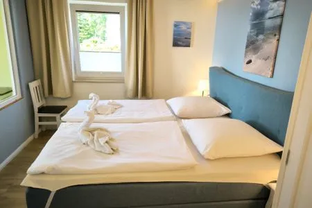 Schlafzimmer Ferienwohnung in Göhren, hell, Sauna, Balkon und Merrblick