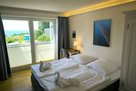Schlafzimmer MeerRaum, helle Ferienwohnung mit Meerblick