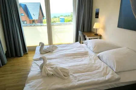 Schlafzimmer MeerRaum, helle Ferienwohnung mit Meerblick