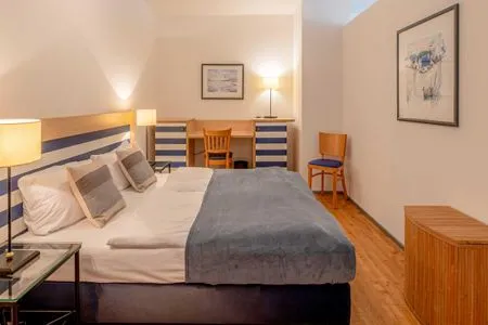 4 Ferienwohnung Albatros Aparthotel Zingst - Schlafzimmer  Albatros