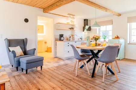 Helle Wohnküche Ferienwohnung Teve im Reethus Mühlenlund