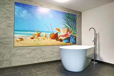 Freistehende Badewanne mit Urlaubsmotiv Ferienapartment Zur guten Quelle