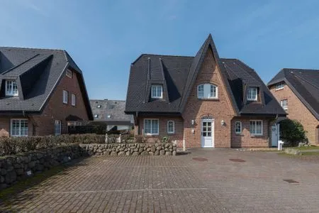 vor dem Haus Carmen in Wenningstedt liegt auf der linken Seite der PKW Stellplatz von App. 12 Haus Carmen App. 12