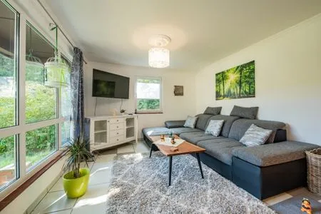 Helles Wohnzimmer mit großer Sofaecke Waldpark Krätzersrasen