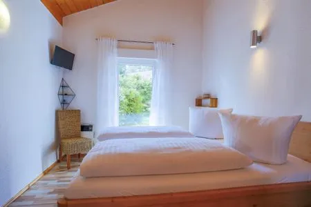 Ferienhaus MöwenKieker Schlafzimmer mit Blick in den Garten  MöwenKieker