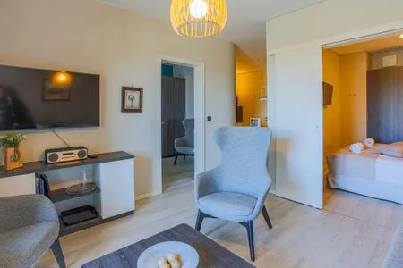 Ferienapartment Ostseestuv Wustrow – Modernes Wohlfühlambiente mit stilvollem Wohnbereich und gemütlichem Schlafzimmer  Ostseestuv