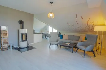 Ferienwohnung Meerblick Ostseebad Wustrow ZweiWasser Alte Seefahrtschule Wohnbereich mit Kamin  Meerblick