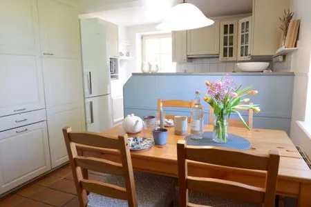 Küche mit Essbereich am Fenster Ferienhaus Poseby