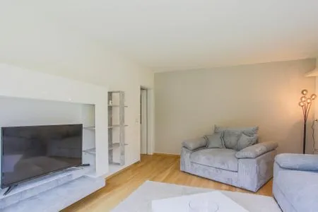 Ferienhaus Landhus Blick ins Wohnzimmer mit Sessel und TV  Landhus