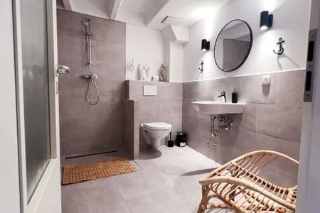 Modernes Badezimmer mit Dusche Moderne Lounge-Ferienwohnung mit Terrasse, Strandkorb, Parkplatz - 50 Meter zum Strand
