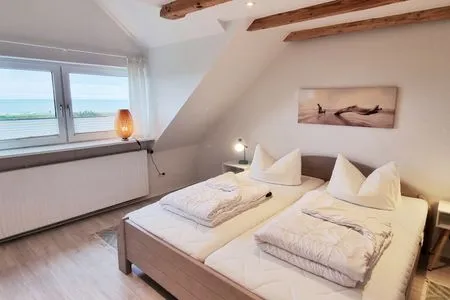 Schlafzimmer Ferienwohnung "Achtern Diek 3" 1. Reihe an der Ostseeküste