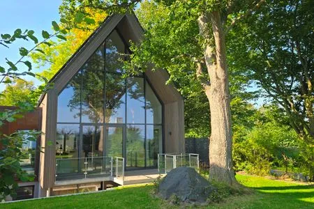 Hauptansicht Ferienhaus "Sturmvogel" direkte Strandlage in Kiel