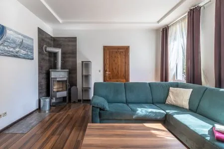 Ferienwohnung Kleines Meer Wohnzimmer mit grünem Sofa  Kleines Meer