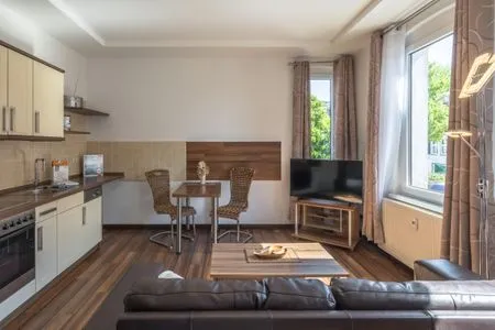Ferienwohnung Strandkorb Wohnzimmer mit brauner Couch  Strandkorb