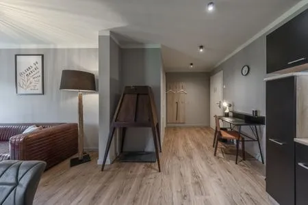 Ferienwohnung Heimathafen Eingangsbereich mit Garderobe und Schreibtisch  Heimathafen