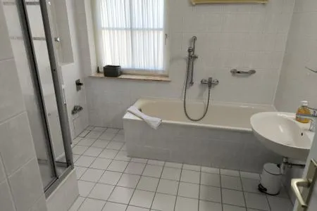 Badezimmer helle, ruhige Ferienwohnung mit schöner Aussicht, strandnah