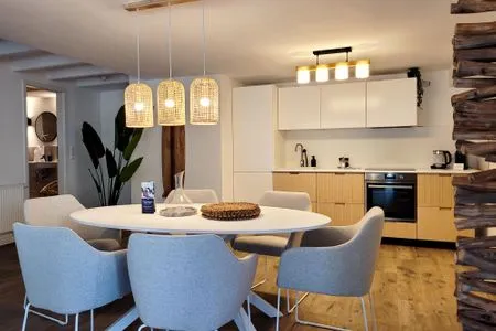 Essbereich und Küche Moderne Lounge-Ferienwohnung mit Terrasse, Strandkorb, Parkplatz - 50 Meter zum Strand