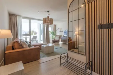 Ferienwohnung Küstenglück Aparthotel Zingst - Blick in das offene Wohnzimmer mit Balkon  Küstenglück