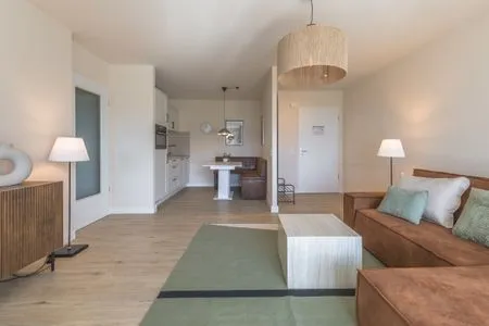 Ferienwohnung Küstenglück in Zingst Blick in den offen Wohnbereich mit Küche  Küstenglück