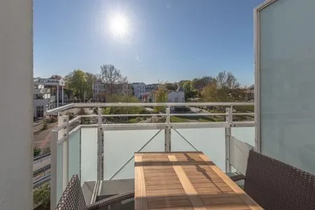 Ferienwohnung Windflüchter Blick auf den Balkon mit Sitzgelegenheiten  Windflüchter