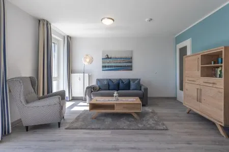 Ferienwohnung Ostseesonne Zingst - helles Wohnzimmer mit Couch und Sessel  Ostseesonne