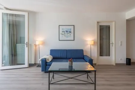 Ferienwohnung Seebär in Zingst Blick auf die Couch im Wohnzimmer  Seebär