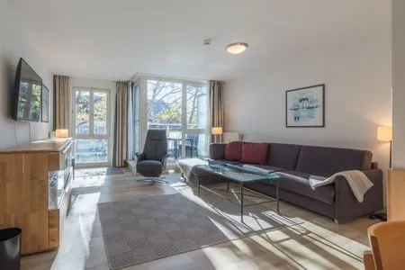 Ferienwohnung Ostseeanker in Zingst Wohnbrereich mit Zugang zum Balkon  Ostseeanker