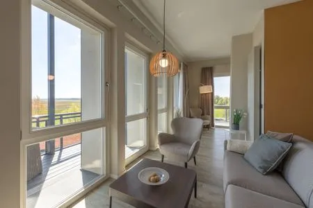 Ferienwohnung Sonnengott in Wustrow Blick auf die Couch im Wohnzimmer  Sonnengott