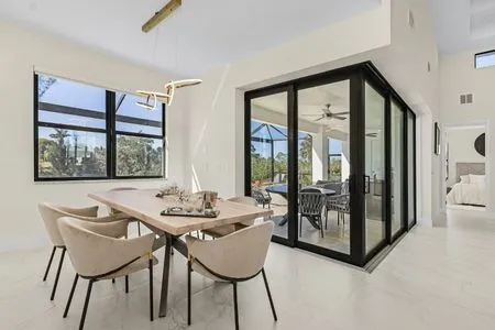 dining area Villa Sir Henry 3 am Kanal