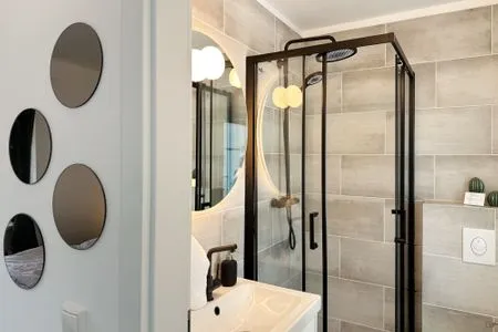 Sauberes und modernes Badezimmer Neues Küstenjuwel mit erstklassiger Einrichtung direkt am Hafen "Momentic"