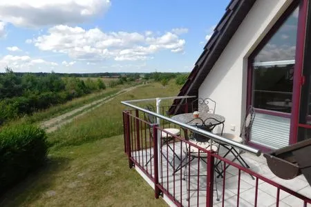 Ferienwohnung Storchenflug Göhren-Lebbin - Blick auf den Balkon mit Sitzmöbeln  Storchenflug