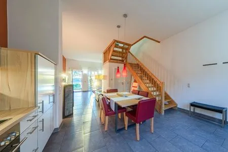 Ferienwohnung Schwan offener Wohnbereich mit Esstisch  Schwan