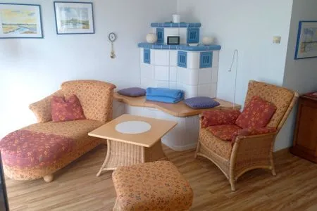 Wohnbereich mit Sofa, Sessel und Elektrokamin  Wohnung Giesen