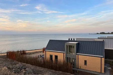 Enkhuizer Strand BeachHouse Strandgut mit Zaun Nr. 400 Enkhuizen / IJsselmeer - 