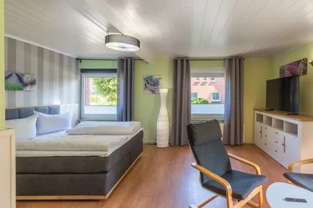 Ferienwohnung Marienkäfer Waren (Müritz) - Wohnzimmer mit integrierter TV Einheit  Marienkäfer
