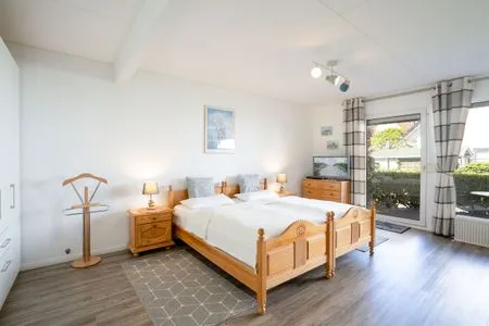 Schlafzimmer (STR90a) Ferienwohnung "Haus Diana 1" F***