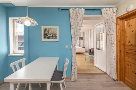 Ferienwohnung Blaue Kombüse Waren Kueche mit Esstisch  Blaue Kombüse
