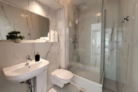 Sauberes und modernes Badezimmer Moderner Ankerplatz mit Terrasse direkt am Hafen "Momentic"