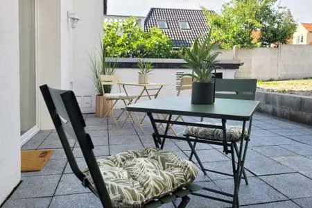 Sitz- und Essbereich auf der Terrasse Moderner Ankerplatz mit Terrasse direkt am Hafen "Momentic"